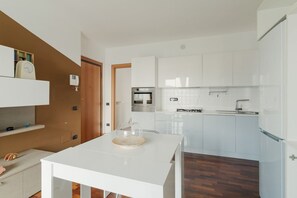 Fridge, oven, stovetop, dishwasher