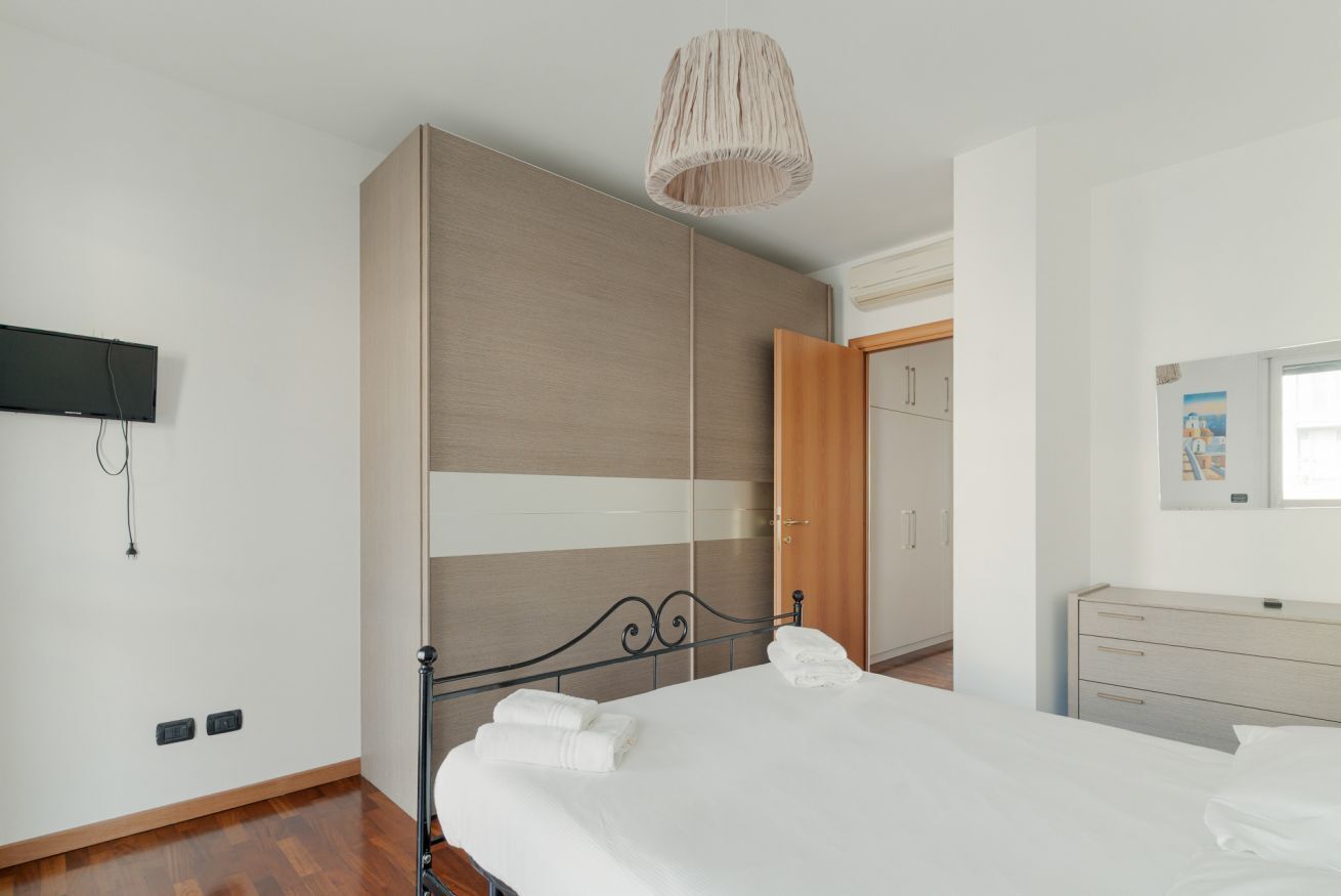 2 bedrooms, desk, iron/ironing board, WiFi