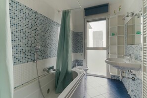 Een haardroger, een bidet, handdoeken, toiletpapier