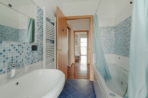 Hårtørrer, bidet, håndklæder, Toiletpapir