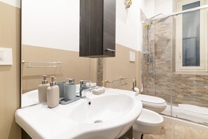 Een douche, een haardroger, een bidet, handdoeken