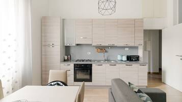 Frigorifero, forno, piano cottura, tostapane