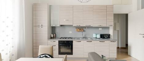 Réfrigérateur, four, plaque de cuisson, grille-pain