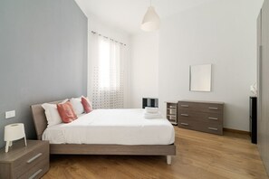 1 dormitorio, tabla de planchar con plancha, wifi y ropa de cama