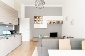 TV - GuestHost - Modern & Cozy Apartment in Milan x4 (Milano)