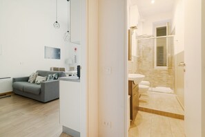 Douche, sèche-cheveux, bidet, serviettes fournies