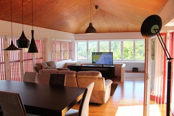 House, 4 Bedrooms, Smoking, Balcony | Living room