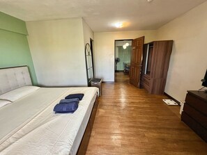 3 室のベッドルーム、デスク、アイロン / アイロン台、WiFi (無料)