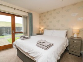 Cottage | 2 bedrooms, individually decorated, individually furnished, free WiFi