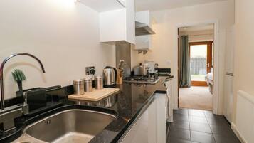 Feriehus | Privat køkken | Opvaskemaskine, køkkentøj/tallerkener/redskaber