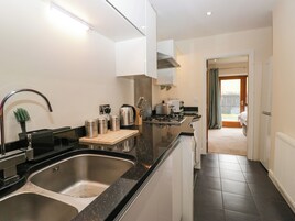 Cottage | Private kitchen | Dishwasher, cookware/dishes/utensils