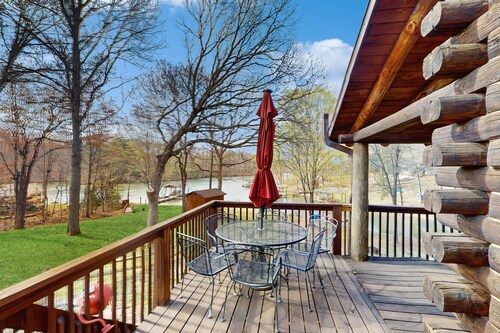 Cozy retreat on the lake with views, peaceful vibes & modern comfort