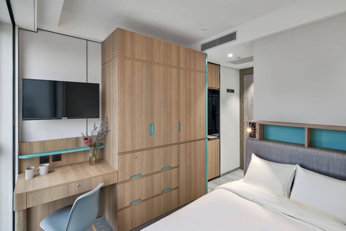 Eenvoudige tweepersoonskamer, 1 tweepersoonsbed, niet-roken | Een bureau, een laptopwerkplek, gratis wifi