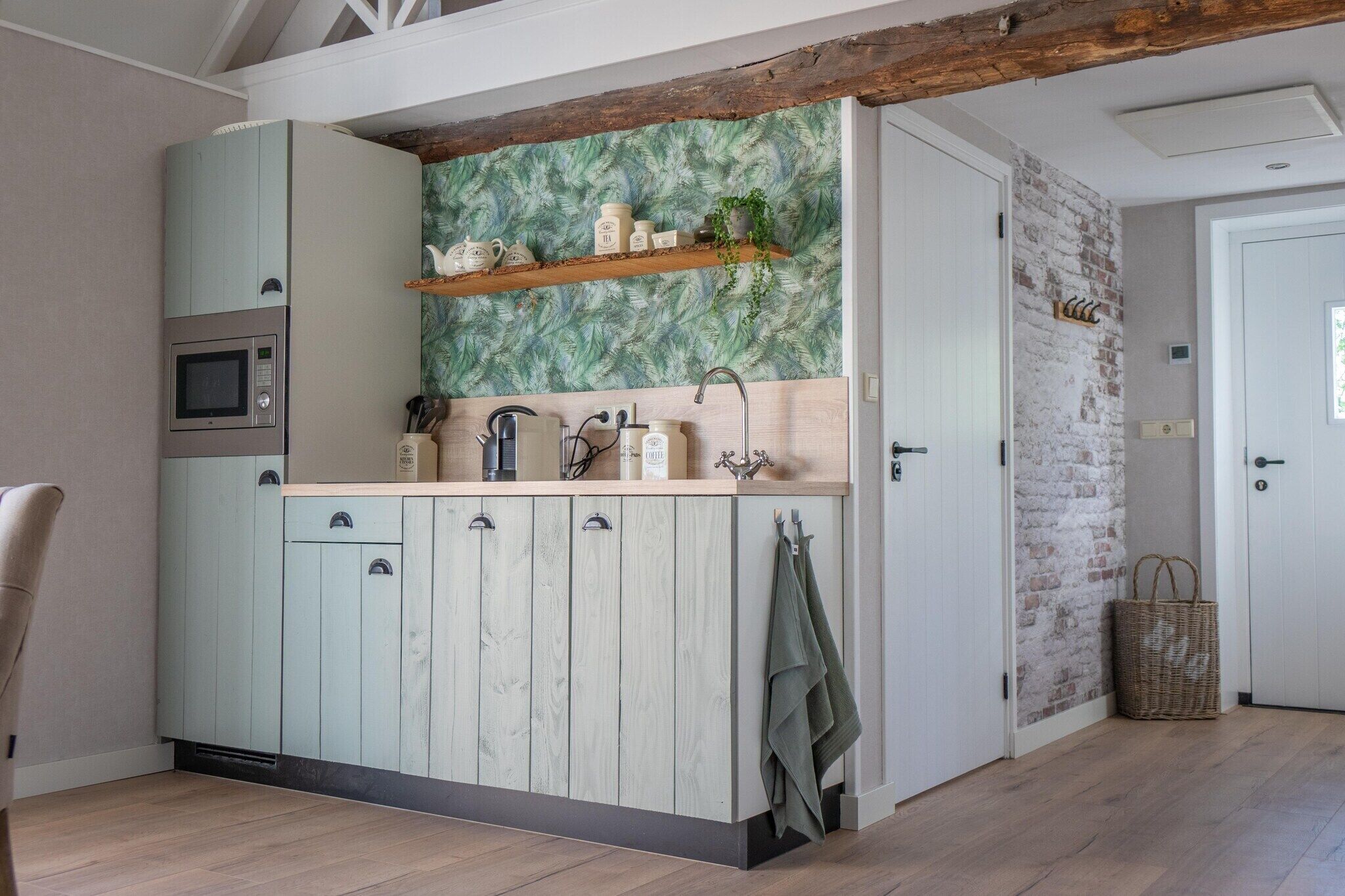 Kylskåp, mikrovågsugn, spishäll och diskmaskin