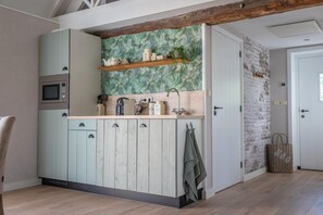 Een koelkast, een magnetron, een kookplaat, een vaatwasser