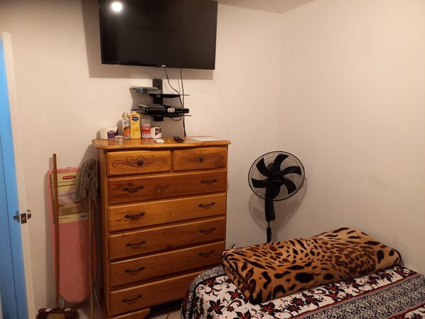 2 bedrooms, iron/ironing board, WiFi