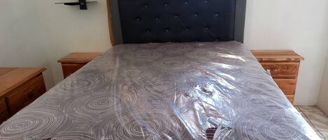 2 bedrooms, iron/ironing board, WiFi