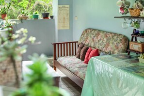 Lobby sitting area - Taomi Mountain Lodge (Puli)