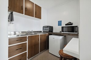 Estudi en suite | Cuina privada | Frigorífic, microones, forn i utensilis de cuina, vaixella i coberteria