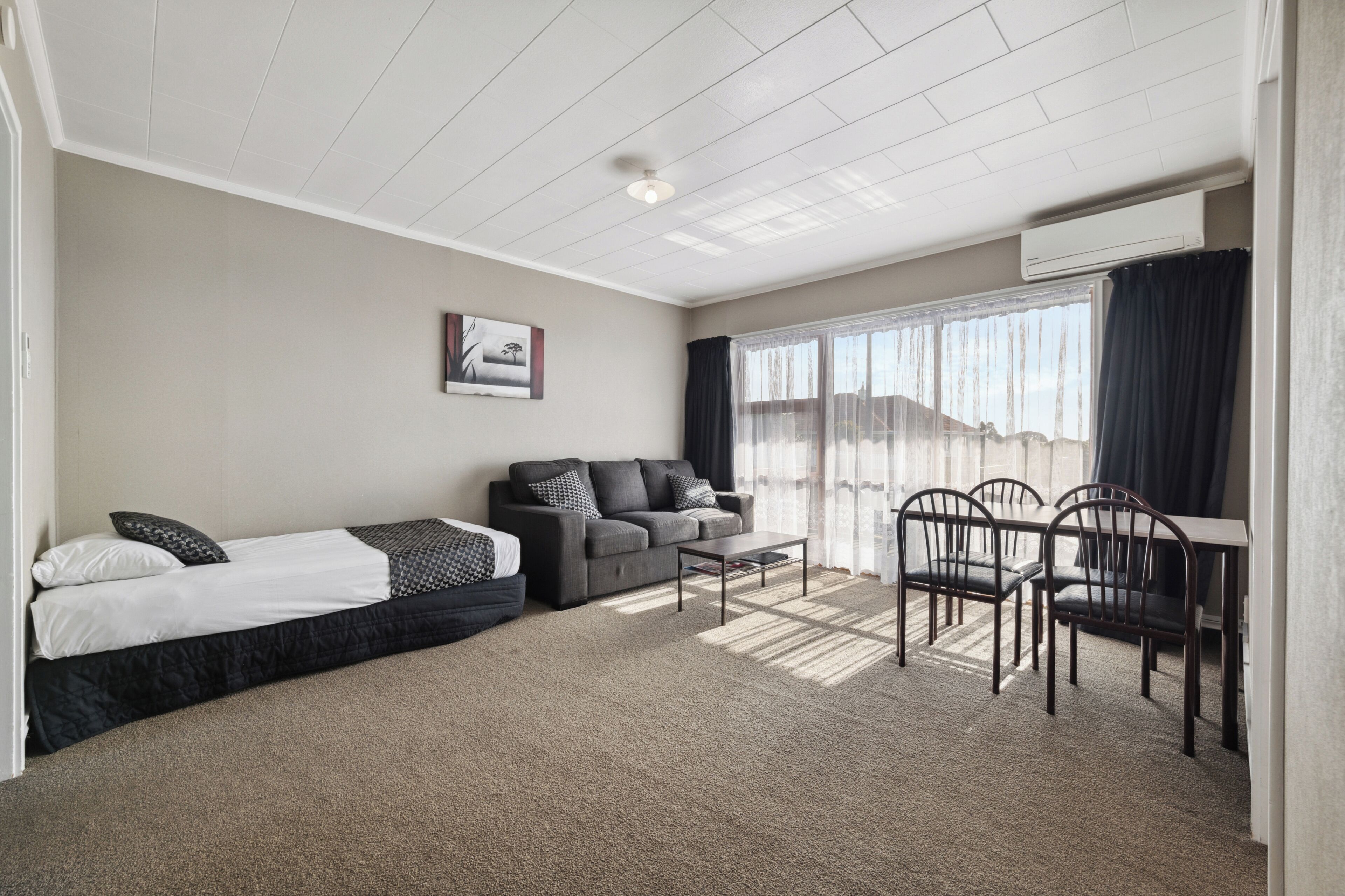 더블룸 또는 트윈룸 | 거실 공간 | 디지털 채널 시청이 가능한 32인치 평면 TV