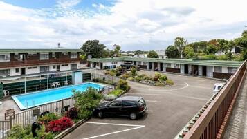Un motel doté d’une piscine, d’un parking et offrant une vue sur le quartier environnant.