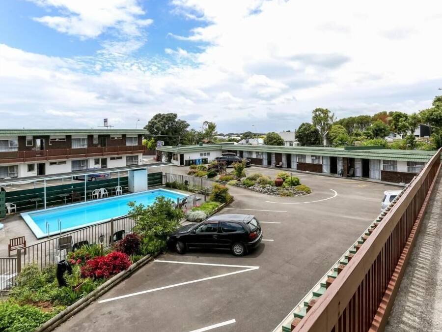Un motel doté d’une piscine, d’un parking et offrant une vue sur le quartier environnant.