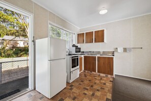 Studio | Private kitchen | Fridge, microwave, oven, cookware/dishes/utensils