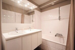 Shower - Apartment near Belgian Coastline Beach (OOSTDUINKERKE)