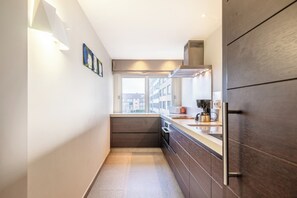 Geladeira, micro-ondas, cooktop, lava-louças