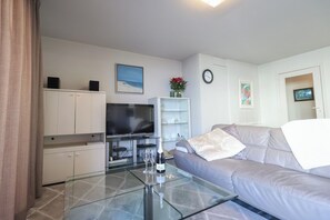 Fernseher, DVD-Player, Stereoanlage