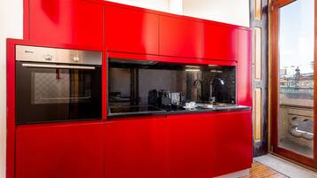 Frigorífico, microondas, horno y placa de cocina