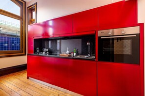 Fridge, microwave, oven, stovetop - Spacious Modern Apartment in Porto (Oporto)