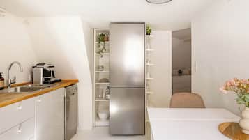 Kylskåp, ugn, spishäll och diskmaskin