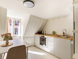 Fridge, oven, stovetop, dishwasher - Admiral - Cosy 1-Bdr Apt in Central Copenhagen (København)