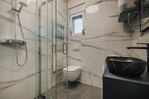 Hårføner, håndklær, såpe og toalettpapir