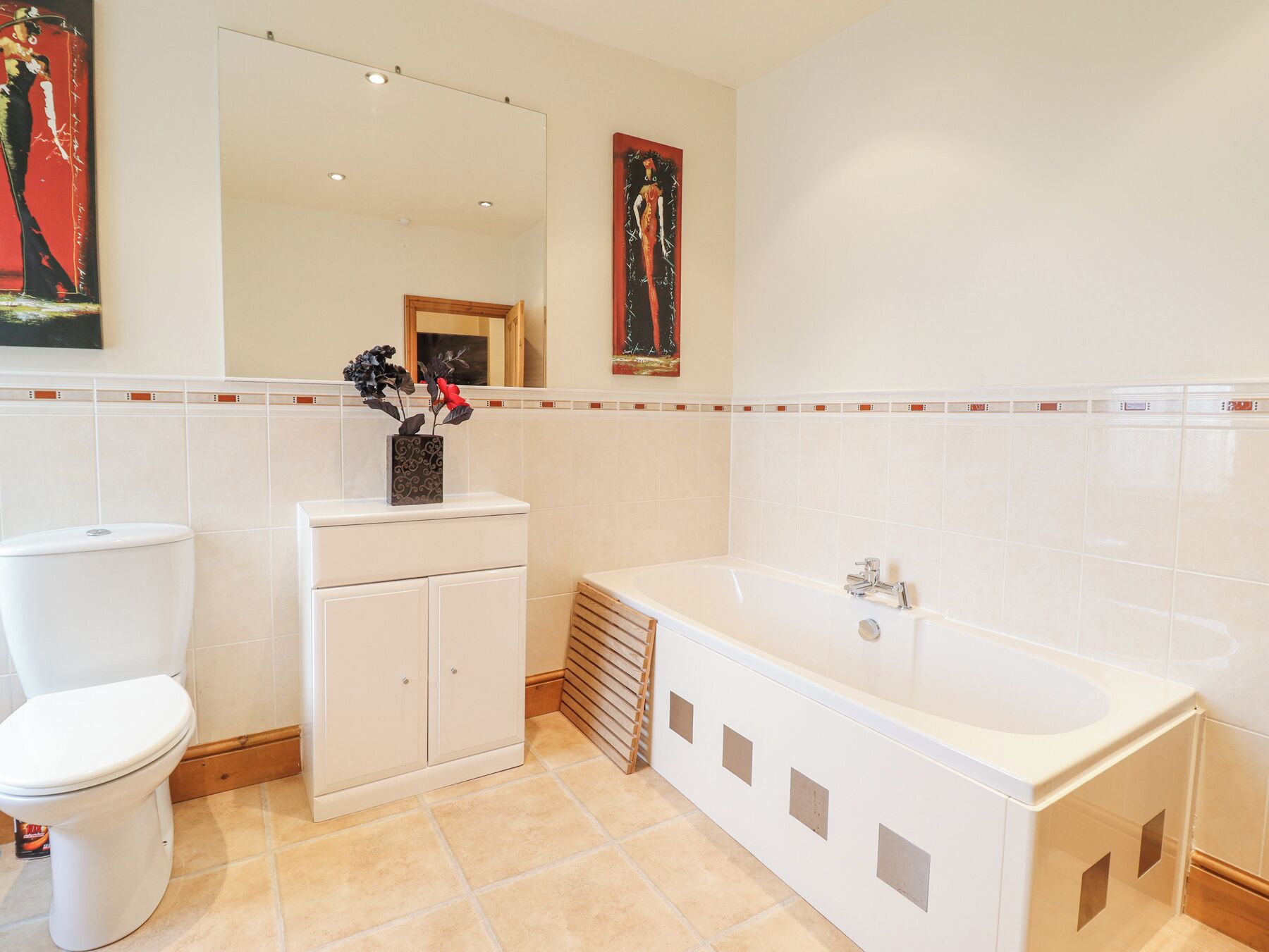 Un bagno con il water, lavabo e vasca da bagno.