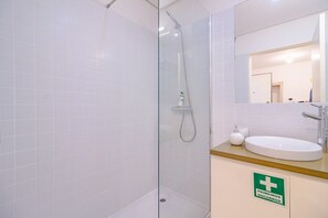 Douche, sèche-cheveux