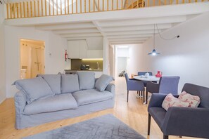 Smart TV - Spacious 2-Bedroom Retreat in Porto (Oporto)