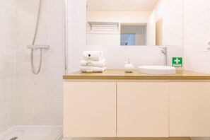 Shower, hair dryer - 1-bedroom apartment in Porto's heart (Oporto)
