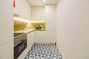 Frigorífico, microondas, horno y placa de cocina