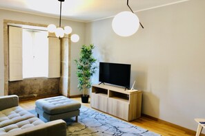Smart TV - Cozy City Family Retreat (Oporto)