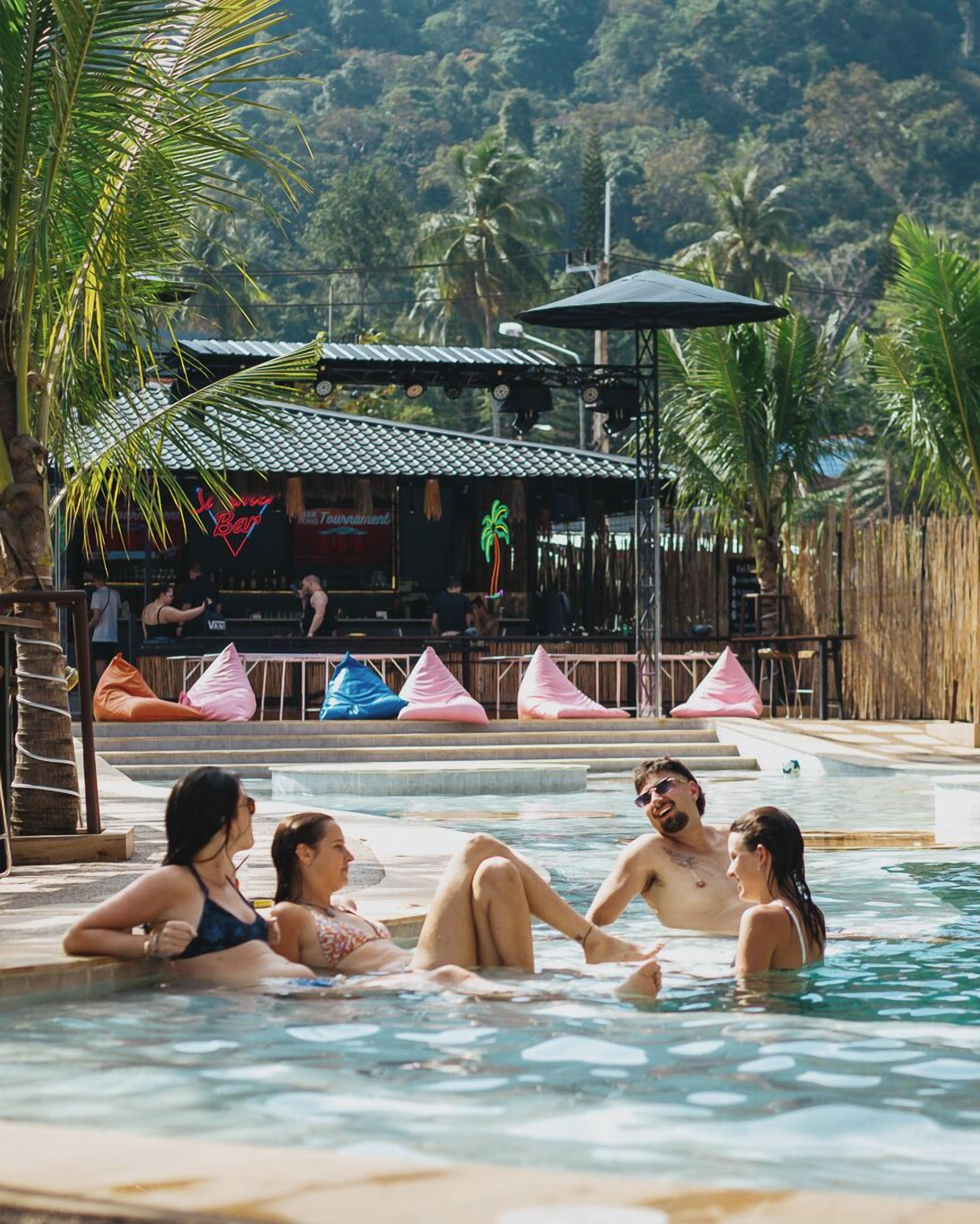 Una piscina al aire libre