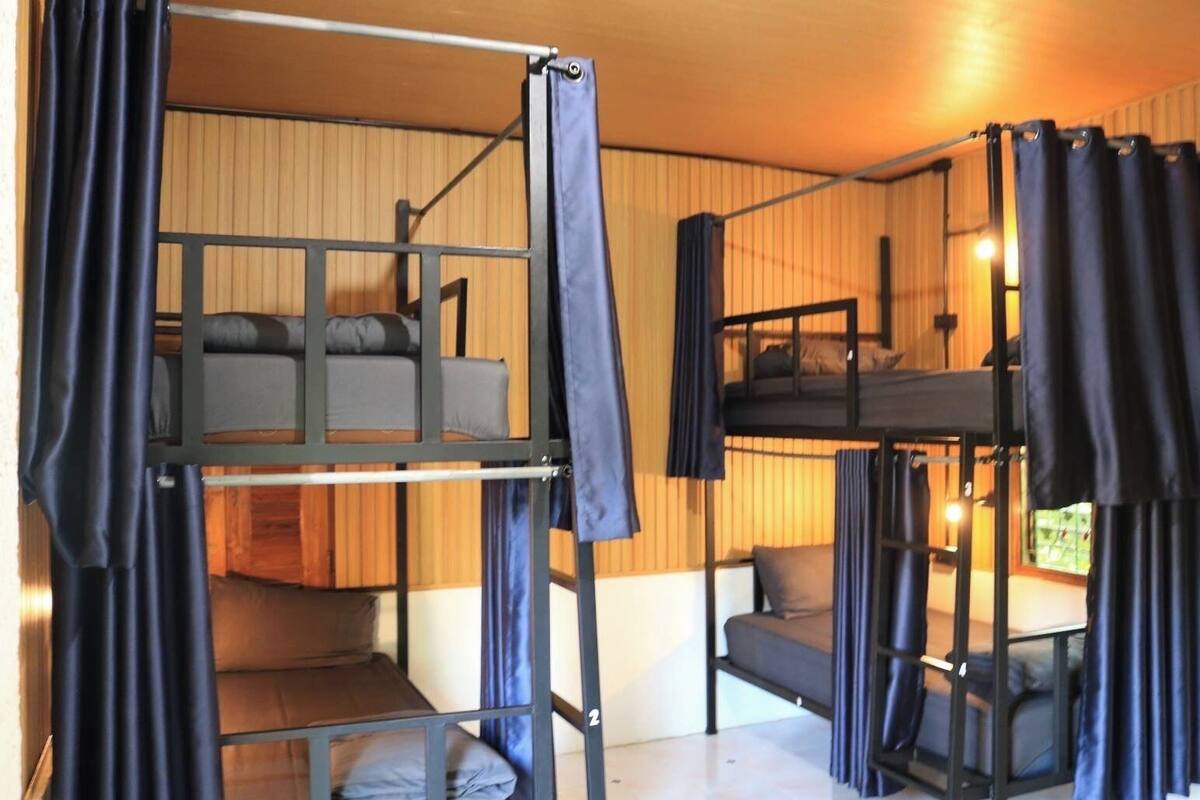 Quarto clássico, sacada | Wi-Fi de cortesia, roupa de cama