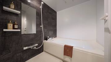 Suite in Japanse stijl, niet-roken | Badkamer | Een aparte badkuip en douche, gratis toiletartikelen, een haardroger