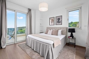 3 habitaciones, tabla de planchar con plancha y cuna de viaje 