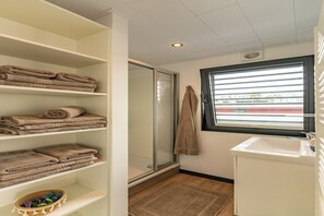 Shower, hair dryer, towels - Havel Houseboat Serenity (Zehdenick)