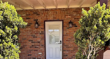Charming 2-bedroom bungalow with WiFi, AC close to downtown & next to LA Bakery.