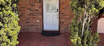 Charming 2-bedroom bungalow with WiFi, AC close to downtown & next to LA Bakery.
