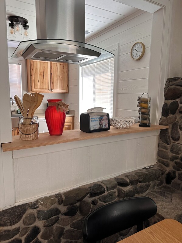 Réfrigérateur, micro-ondes, plaque de cuisson, lave-vaisselle