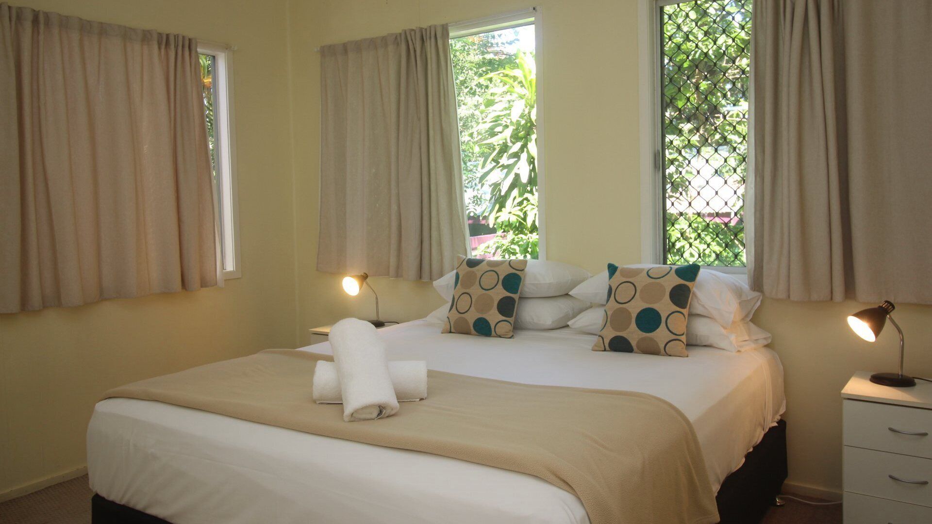 4 bedrooms, iron/ironing board, bed sheets